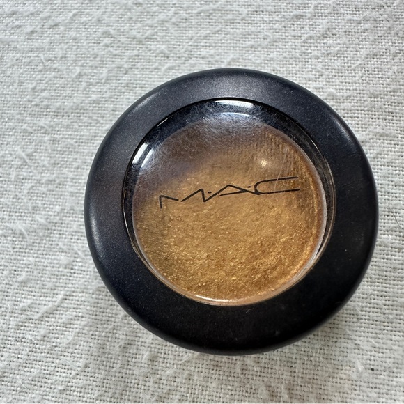 MAC Makeup Frost Eyeshadow Compact Color Goldmine 1.5g/.05oz. - Picture 1 of 3